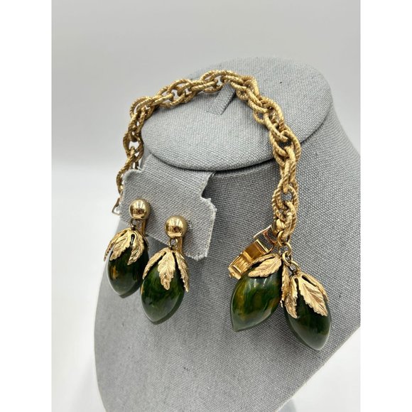Vintage Signed NAPIER Bakelite Charm Green Acorn Bracelet Clip On Earrings Set - Picture 4 of 11